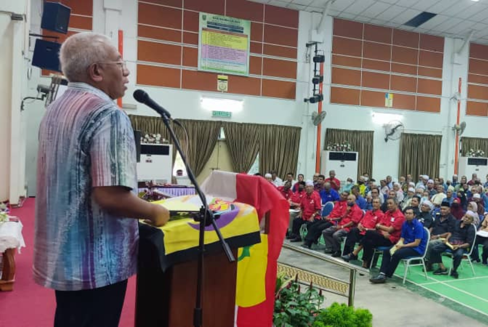 Mahdzir berucap pada Majlis Pelancaran Gerakan Veteran UMNO &#039;Keluargaku Pengundi BN&#039; di Dewan Sekolah Menengah Kebangsaan (SMK) Kuala Nerang yang turut dihadiri oleh kepimpinan Veteran UMNO negeri Kedah dan pusat.