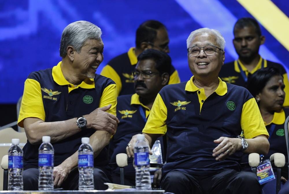 Perdana Menteri Datuk Seri Ismail Sabri Yaakob (kanan) bersama Pengerusi BN Datuk Seri Dr Ahmad Zahid Hamidi ketika menghadiri Pelancaran Briged MIC Kebangsaan di Axiata Arena, Bukit Jalil pada Ahad. - Foto Bernama.