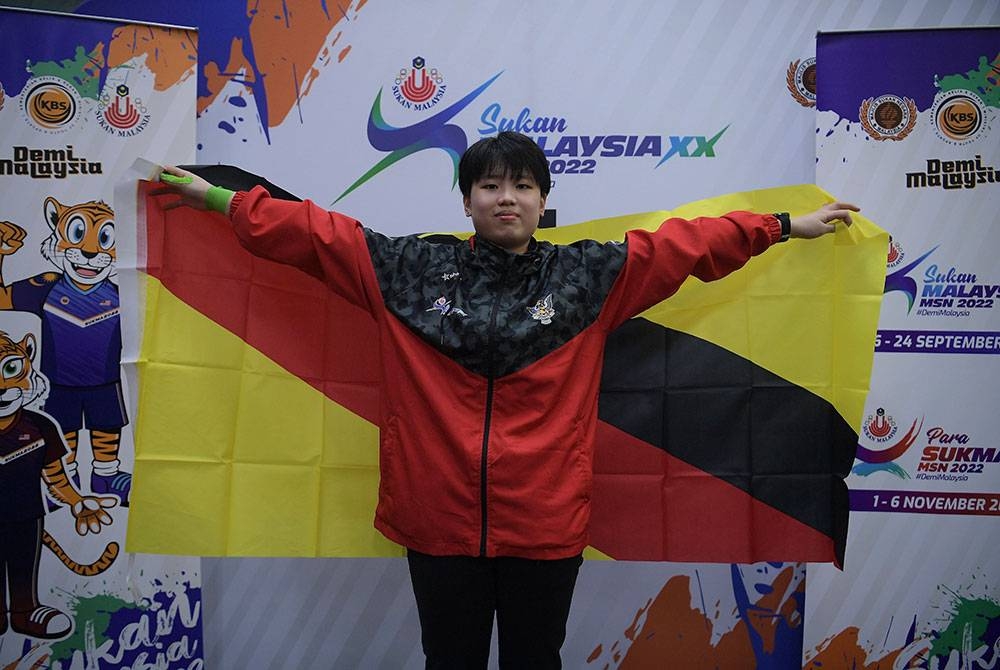 Lavinia memenangi pingat emas dalam acara boling perseorangan wanita Sukma MSN 2022 di Sunway Mega Lanes, pada Ahad. - Foto Bernama