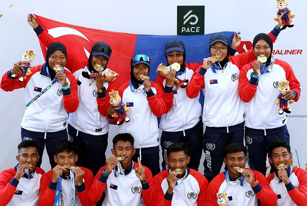 Atlet kanu Johor bersama pingat emas dimenangi dalam acara 1000m pada Sukma MSN 2022 di Kompleks Sukan Air Putrajaya pada Ahad. Foto Bernama