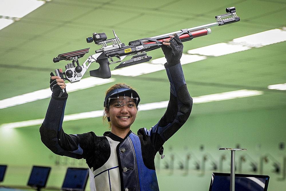 Shaveena selepas meraih pingat emas dalam acara 10meter air rifle wanita pada Sukma MSN 2022 di Lapang Sasar Menembak Subang pada Ahad. - Foto Bernama