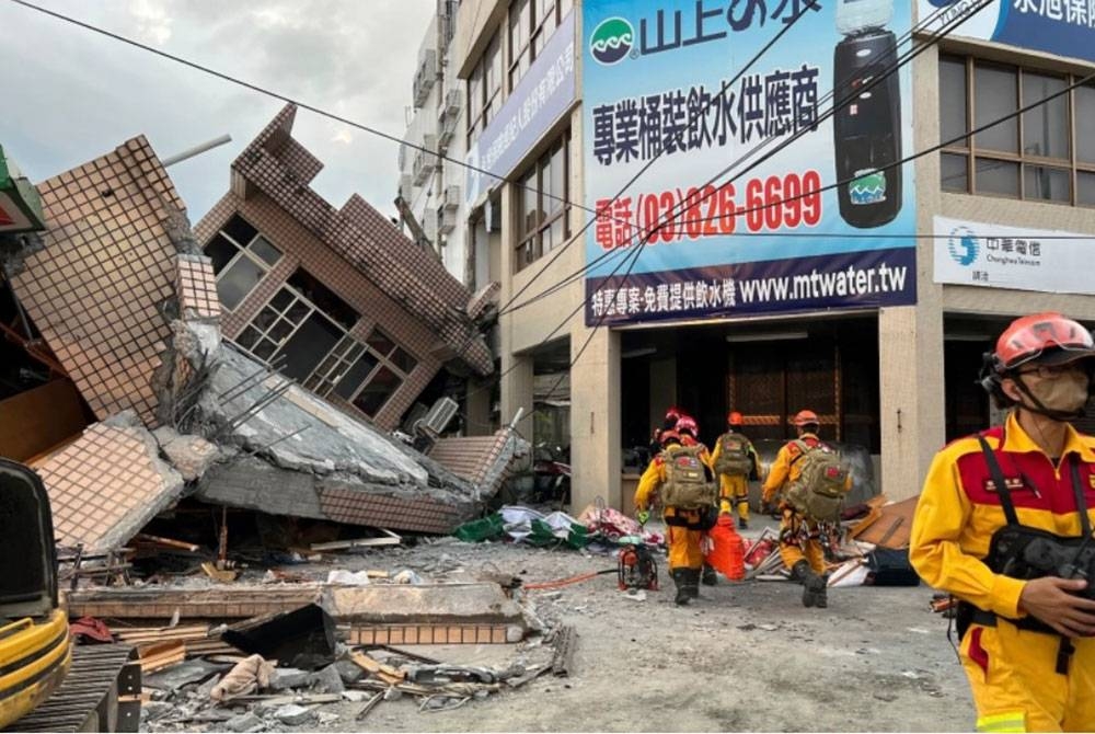 Anggota bomba mencari mangsa yang terperangkap dalam bangunan kediaman yang runtuh berikutan gempa bumi di perbandaran Yuli di Hualien, timur Taiwan. Foto AP