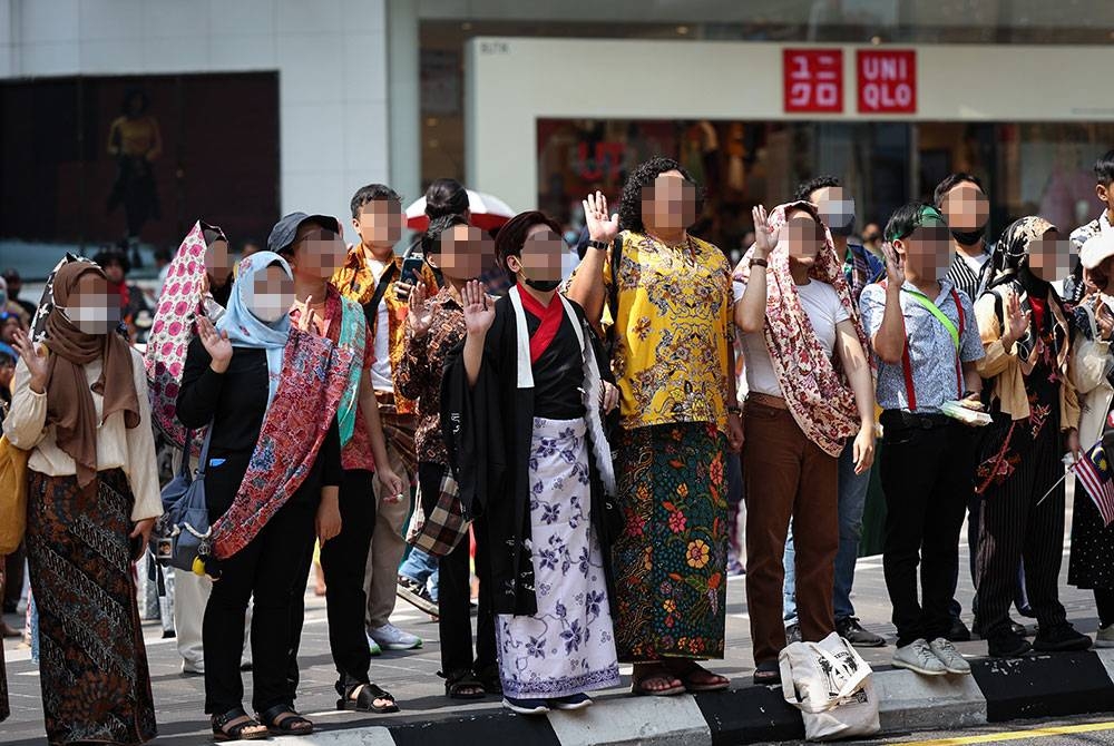 Program Keretapi Sarong membabitkan ribuan peserta menaiki pengangkutan awam dengan memakai kain sarung sama ada batik atau pelekat yang menjadi simbol kebudayaan dan warisan masyarakat berbilang kaum di Malaysia. - Foto Bernama.