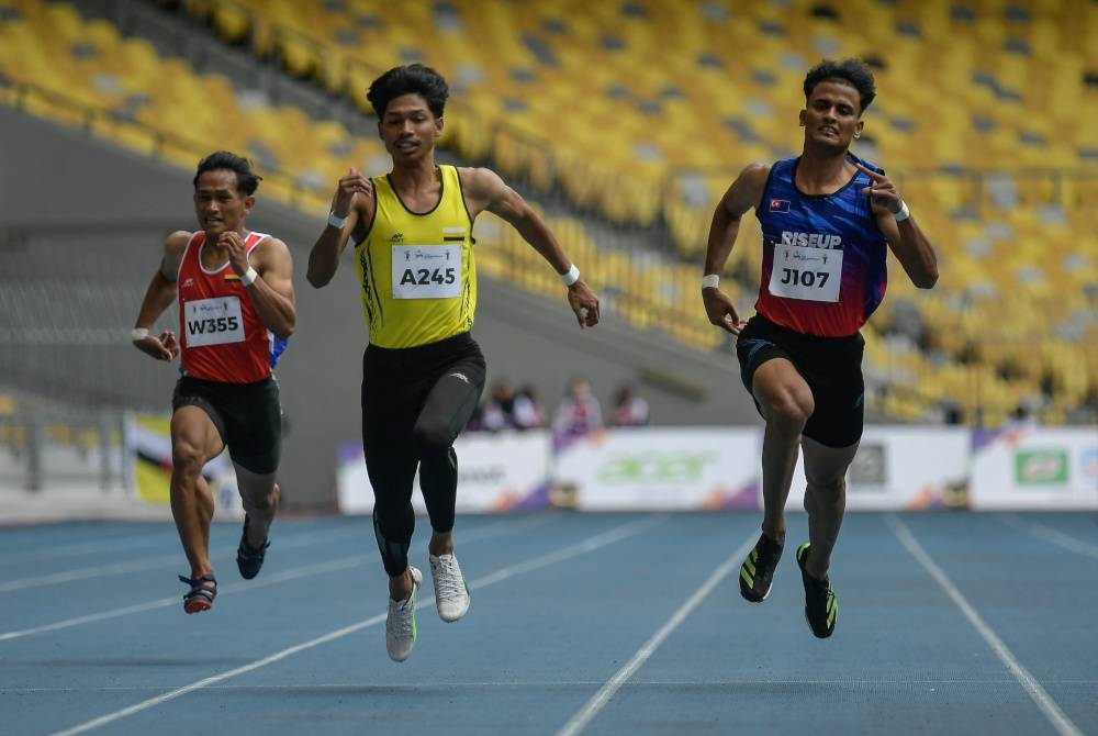 Arsyad (kanan) ketika beraksi dalam acara 200m lelaki akhir Sukma MSN 2022 di Stadium Nasional Bukit Jalil.