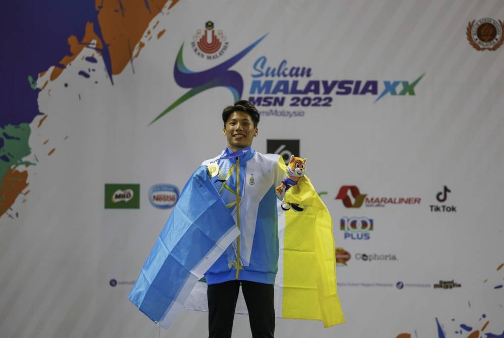 Chun Chen merangkul pingat emas all-round individu lelaki pada Sukan Malaysia (Sukma) MSN 2022.