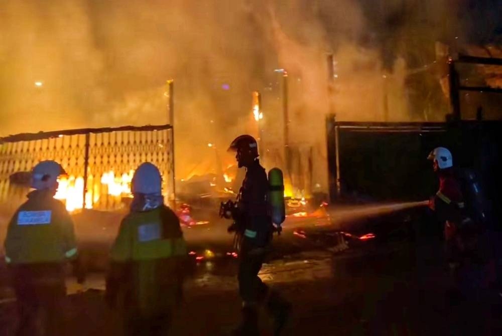 Anggota bomba mengambil masa 45 minit untuk mengawal kebakaran yang berlaku di Kampung Cina, di Kuala Teerngganu pada malam Ahad.