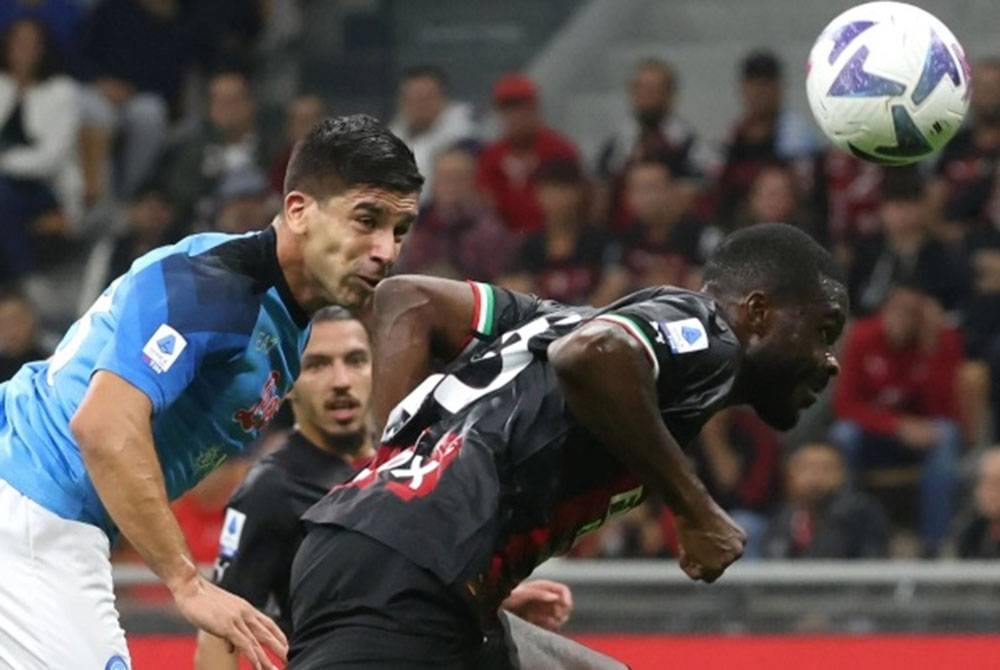 Tandukan pemain gantian,Giovanni Siemone (kiri), memastikan kemenangan Napoli pada perlawanan berkenaan. - Foto football.italia.net