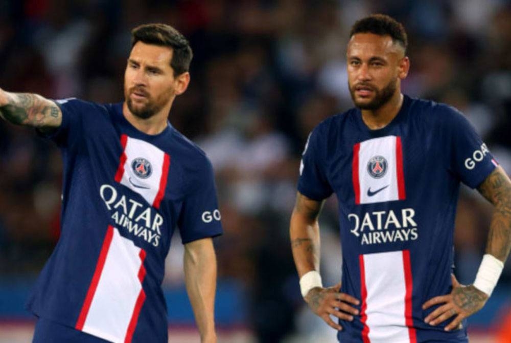 Gandingan Messi (kiri) dan Neymar membantu PSG mengalahkan Lyon 1-0 dalam aksi Ligue 1 pada Isnin. - Foto Agensi.