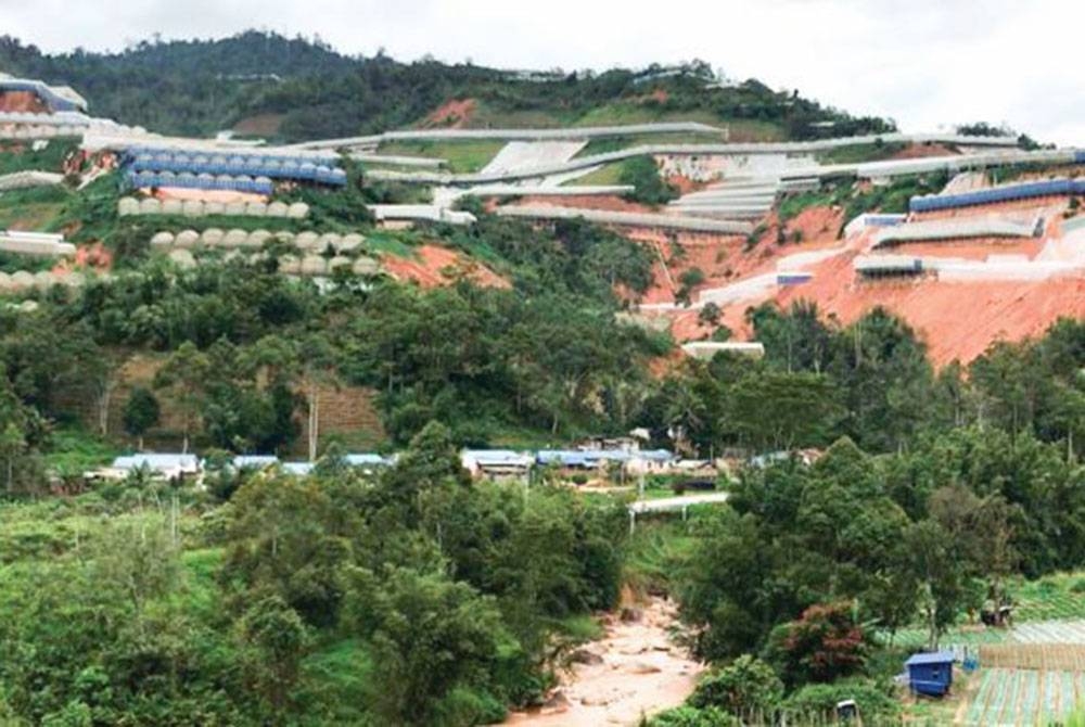 Keadaan di Tanah Tinggi Lojing, Gua Musang yang dijalankan aktiviti pertanian yang dipercayai menjejaskan alam sekitar.