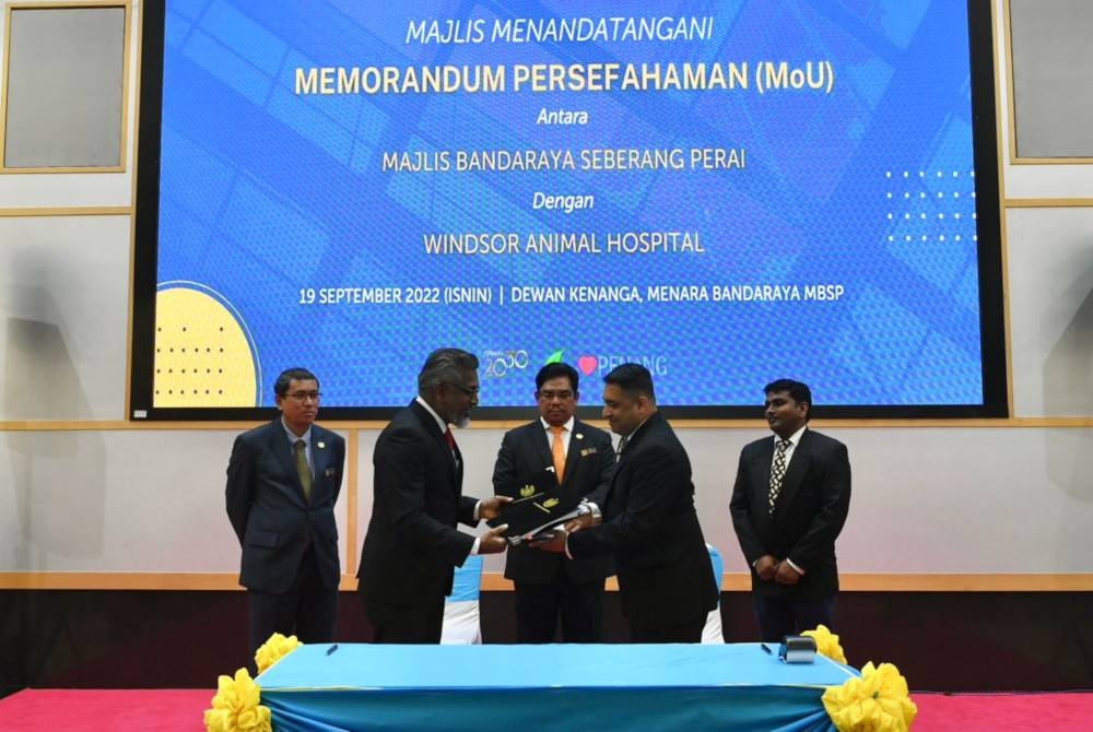 David (dua, kiri) mewakili MBSP menandatangani memorandum persefahaman dengan wakil Windsor Animal Hospital, Joel, pada Isnin.