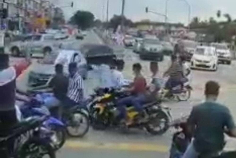 Tular video memaparkan sekumpulan individu bertindak menghalang lalu lintas dipercayai di kawasan Meru, Klang pada Ahad.