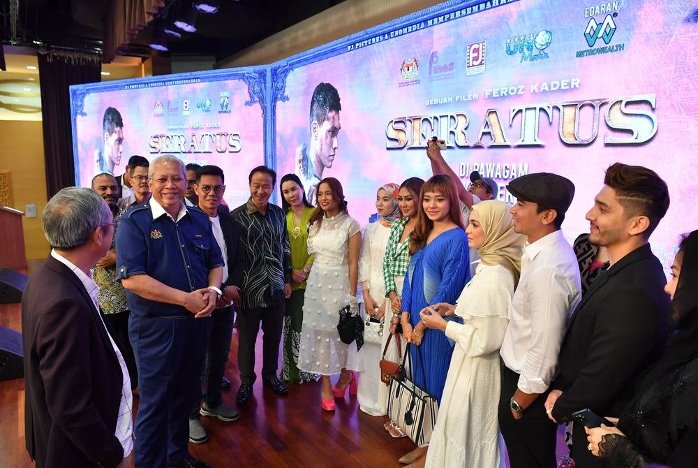 Annuar beramah mesra bersama pengarah, Feroz Kadir dan sebahagian pelakon pada majlis pelancaran OST dan trailer filem ‘Seratus’ pada Isnin. - Foto Bernama