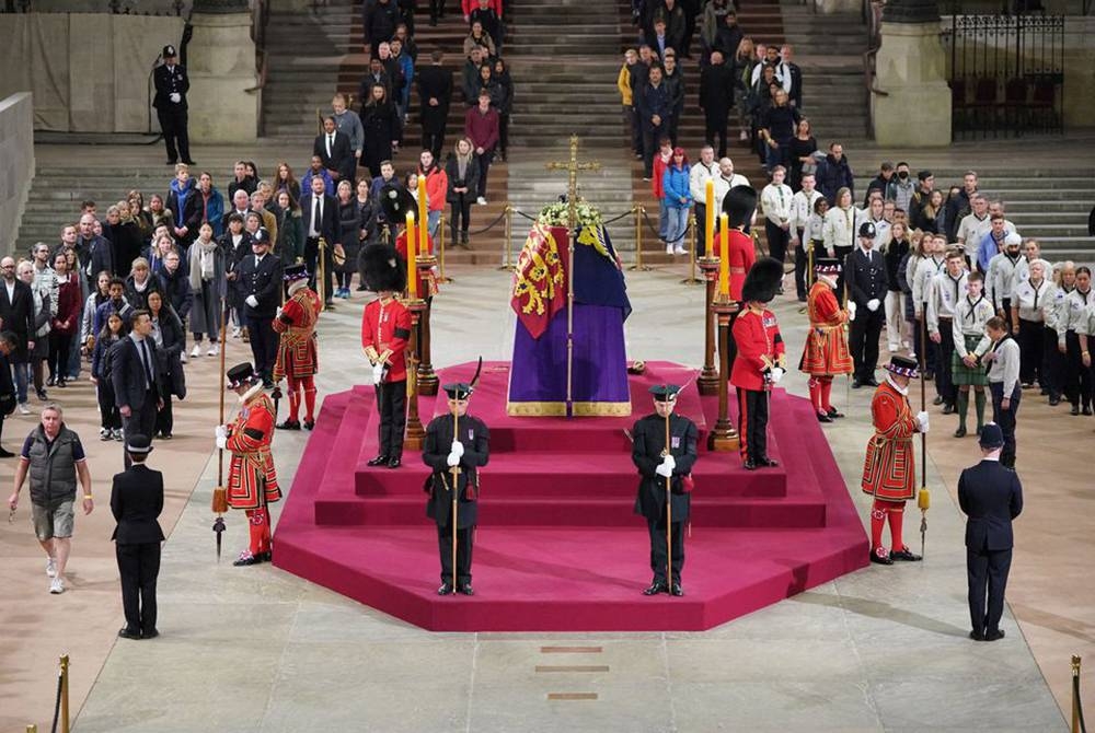 Orang ramai memberi penghormatan terakhir kepada Ratu Elizabeth II di Dewan Westminster, Istana Westminster, London. - Foto Yui Mok/Pool via Reuters