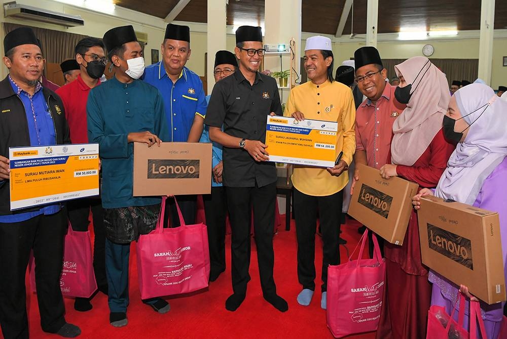 Pengerusi Jawatankuasa Hal Ehwal Agama Islam Negeri Johor Mohd Fared Mohd Khalid beramah mesra bersama penerima sumbangan pada Sesi Libat Urus di Masjid Kampung Melayu Majidee hari ini. - Foto Bernama