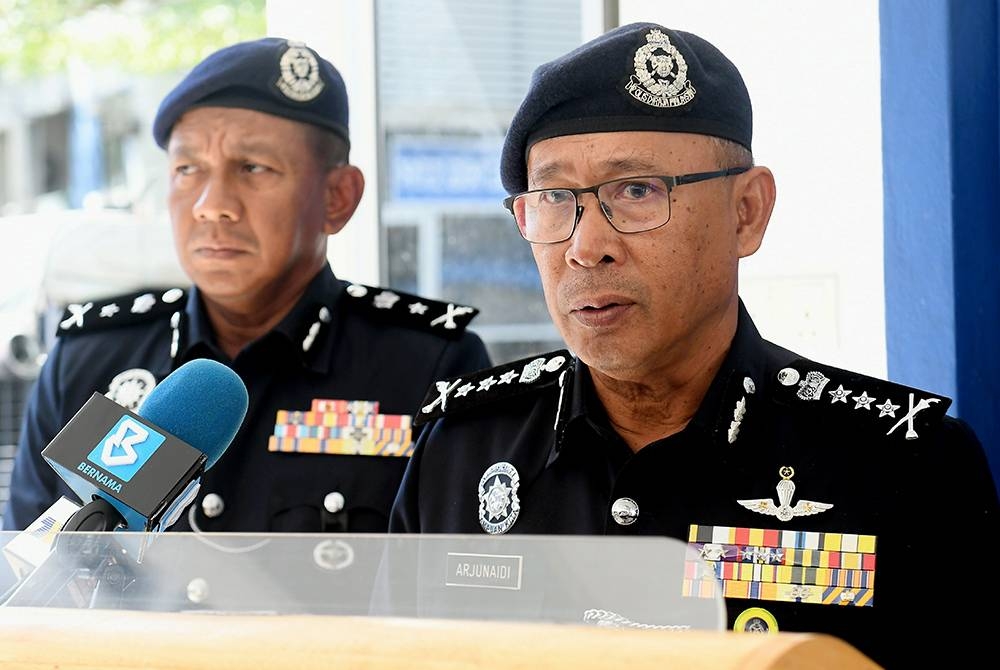 Ketua Polis Selangor Datuk Arjunaidi Mohamed (kanan) ketika sidang media di Ibu Pejabat Polis Daerah (IPD) Klang Selatan pada Isnin.