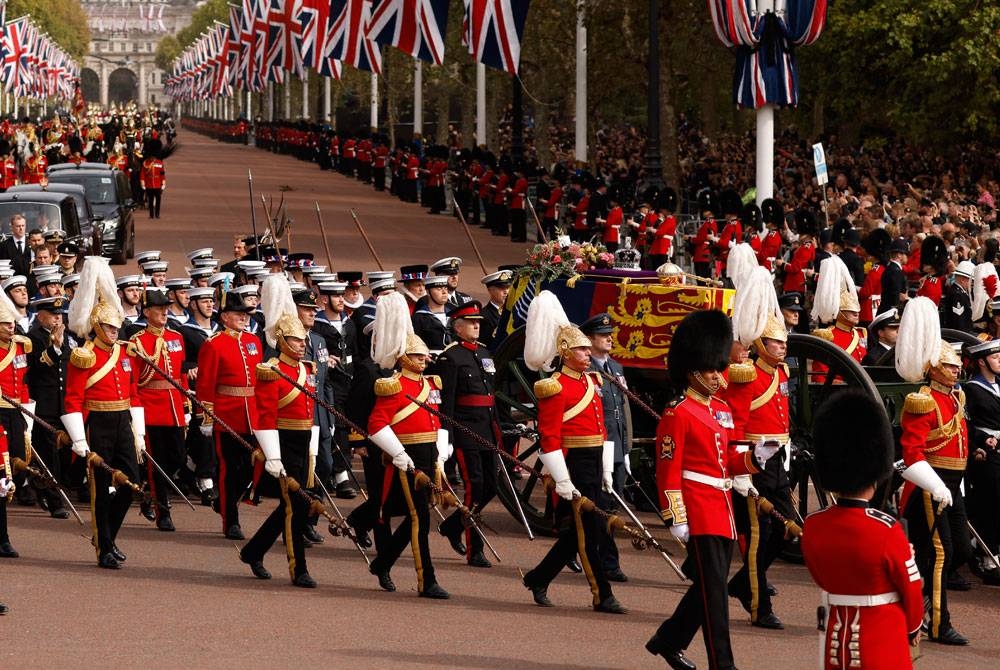 Keranda Ratu Elizabeth II diarak dari Westminster Abbey menuju ke Wellington Arch di London sebelum dibawa ke Istana Winsor. - AFP