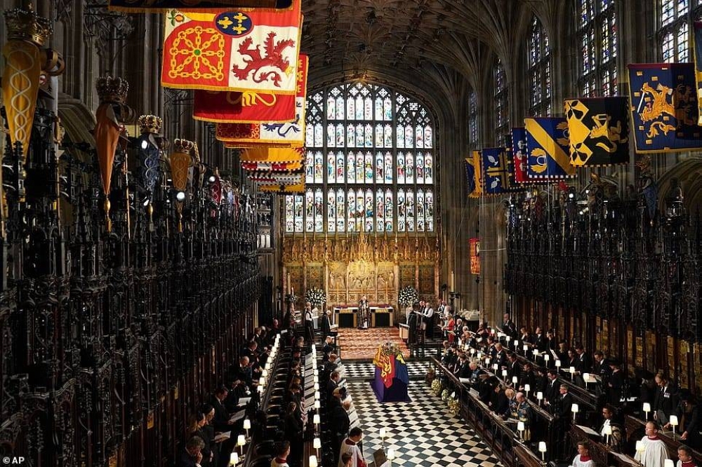 Jasad Ratu Elizabeth II di dalam keranda disimpan di gereja kecil St George terlebih dahulu sebelum dipindahkan ke Gereja Kecil Peringatan Raja Georga VI di Istana Windsor pada Isnin. - Foto AP