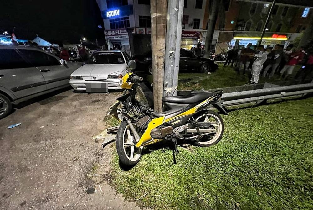 Keadaan motosikal mangsa yang terlibat dalam kemalangan membabitkan empat kenderaan di Jalan Pokok Mangga di Melaka, pada malam Isnin.