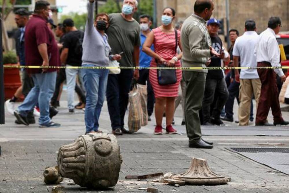 Kerosakan pada sebuah bangunan di Guadalajara susulan gempa kuat yang melanda Mexico. - Foto Reuters