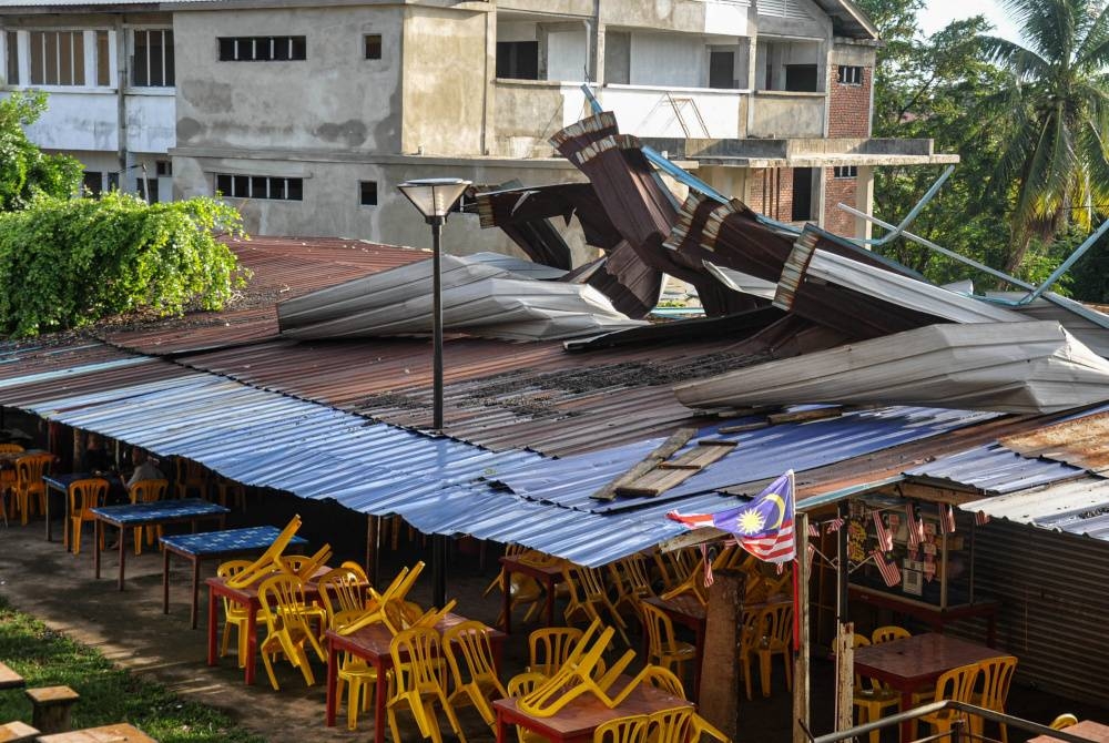 Keadaan bumbung dua buah warung di bandar Jertih yang rosak selepas dilanda ribut dalam kejadian kira-kira jam 5 petang pada Isnin. - Foto Bernama