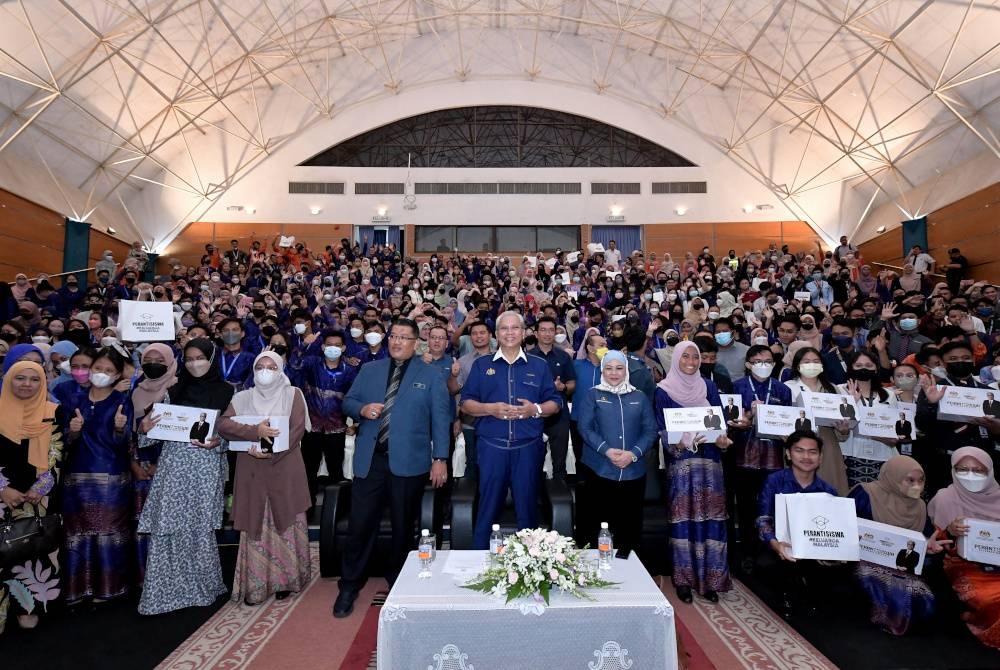 Annuar ketika Majlis Penyerahan PerantiSiswa di Institut Perguruan Batu Lintang pada Selasa. - Foto Bernama