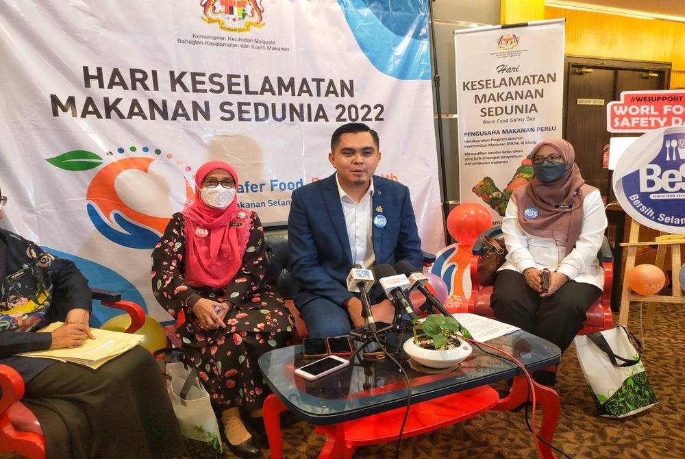 Muhamad Akmal (dua dari kiri) selepas menyempurnakan Sambutan Hari Keselamatan Makanan Sedunia 2022 Peringkat Negeri di Auditorium MITC Ayer Keroh di sini, pada Selasa.