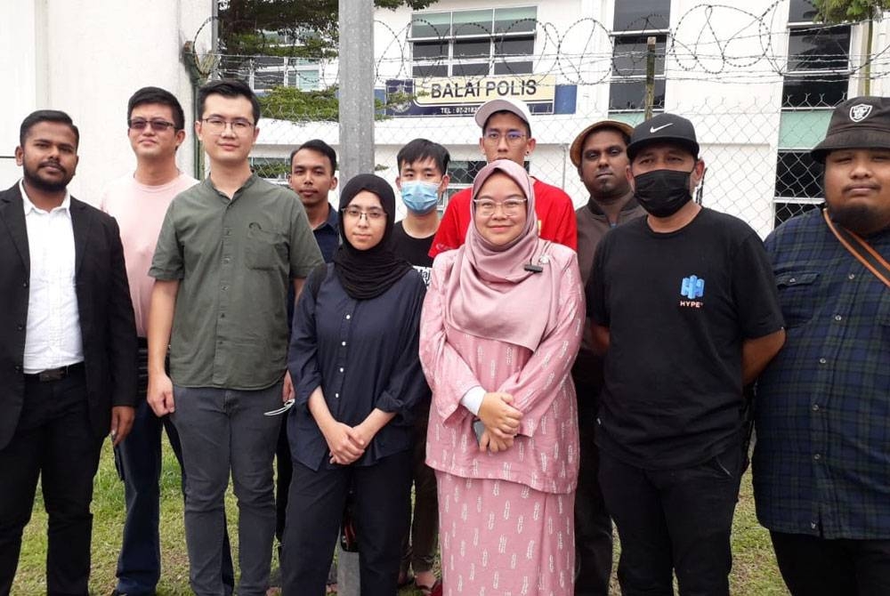 Amira Aisya (tiga kanan) dan ADUN Bukit Batu, Arthur Chiong Sen Sern (dua kiri) selepas memberi keterangan berkenaan penglibatan mereka dalam perhimpunan kerajaan gagal, di hadapan IPD Johor Bahru Selatan, Johor Bahru, pada Selasa.