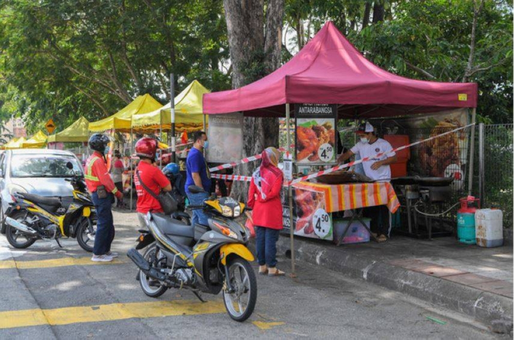 Peniaga dan penjaja di KL digesa mohon lesen perniagaan sebelum 31 Disember. - Foto Bernama