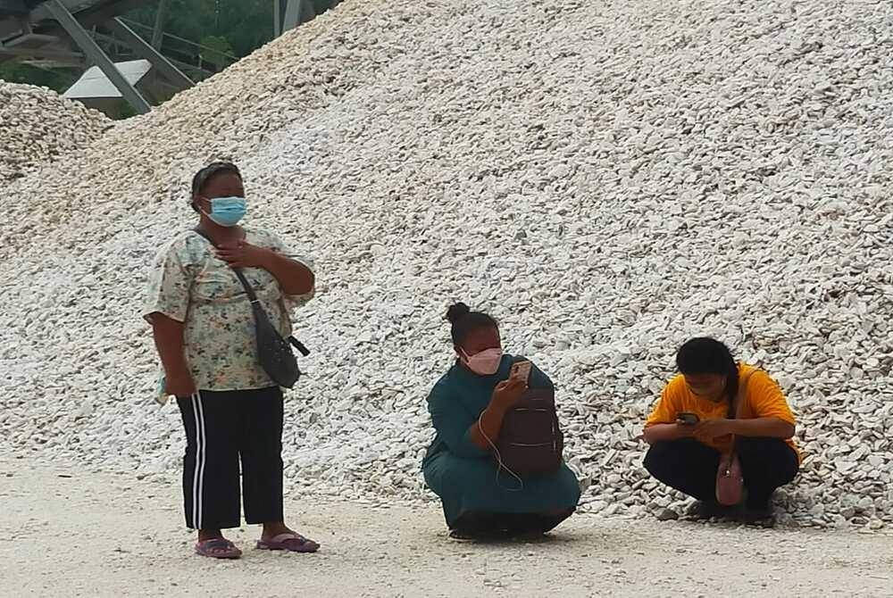 Wak Uda (kiri) setia mengikuti perkembangan operasi dan menyelamat di lokasi kejadian.