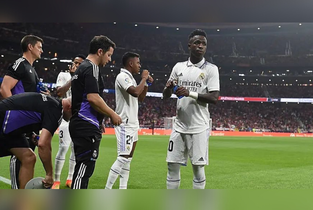 Vinicius (kanan) diserang dengan kata-kata berbaur perkauman kerika membantu Real tewaskan Atletico pada Ahad lalu.