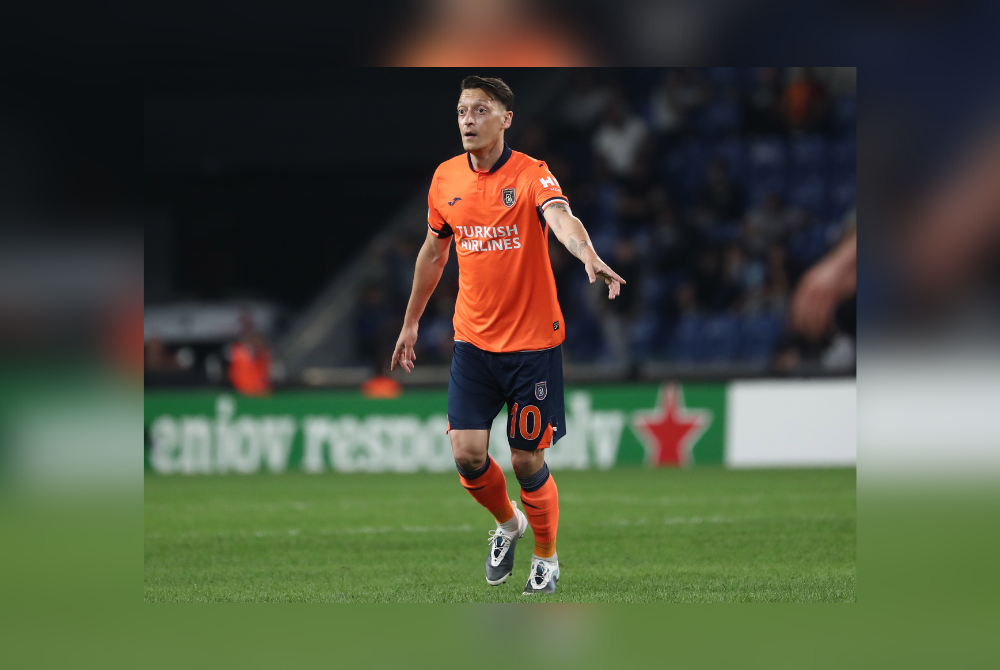 Mesut Ozil ketika perlawanan bola sepak Kumpulan A Liga Konferensi Eropah UEFA antara Istanbul Basaksehir dan ACF Fiorentina di Istanbul, Turki pada 15 September lalu. - Foto EPA