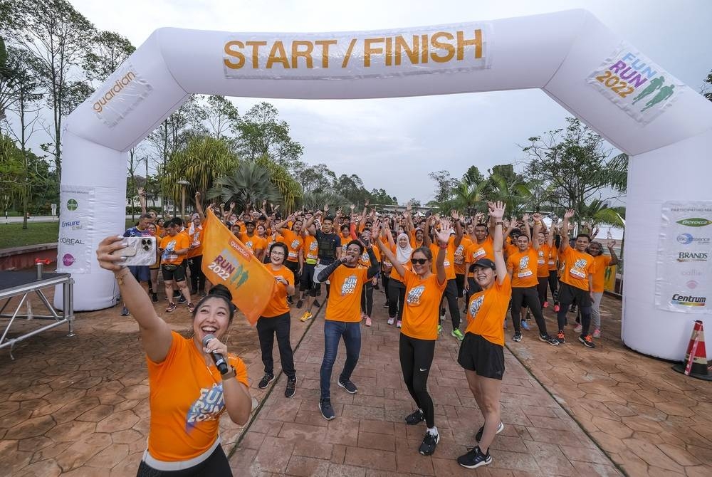 MAEPS di Serdang menjadi lautan ‘jingga Guardian’ apabila pelari Guardian Fun Run
termasuk ibu bapa dan anak-anak mereka mengambil bahagian dalam Guardian Fun Run
2022.