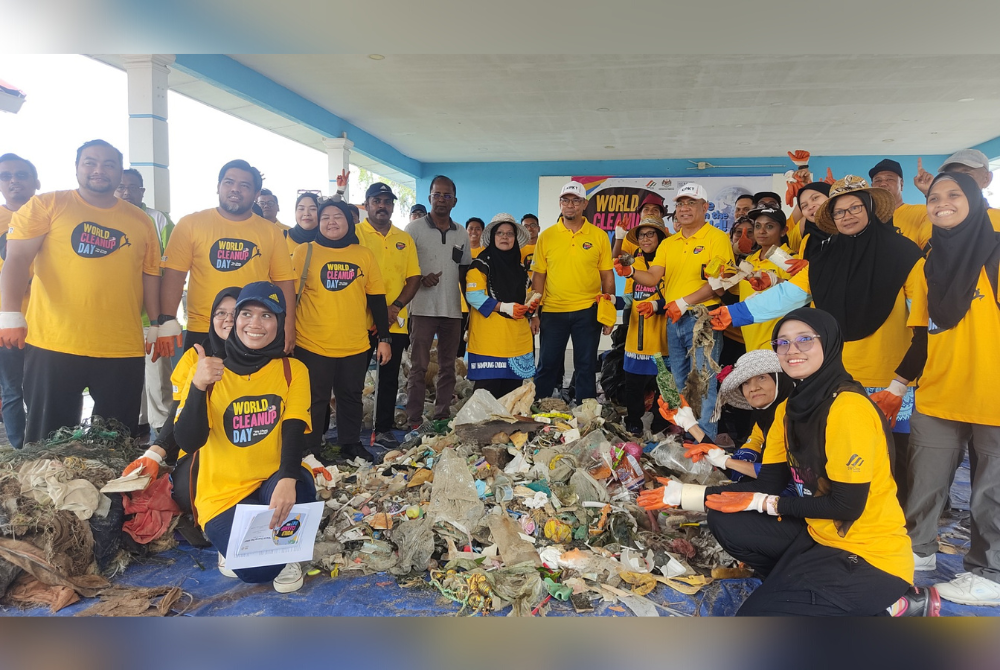 Rizalman (tengah) bersama kakitangan SWCorp dan sukarelawan program World Cleanup Day 2022 di Pantai Batu Laut pada Rabu.