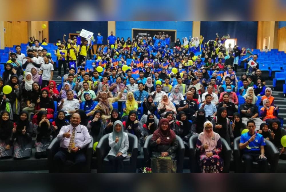 Dr Nor Azmi (depan, tengah) bergambar bersama tetamu dan pelajar yang terlibat dalam Sambutan Hari Pencegahan Bunuh Diri Sedunia Peringkat Negeri Pahang di Adtec Jerantut pada Rabu.