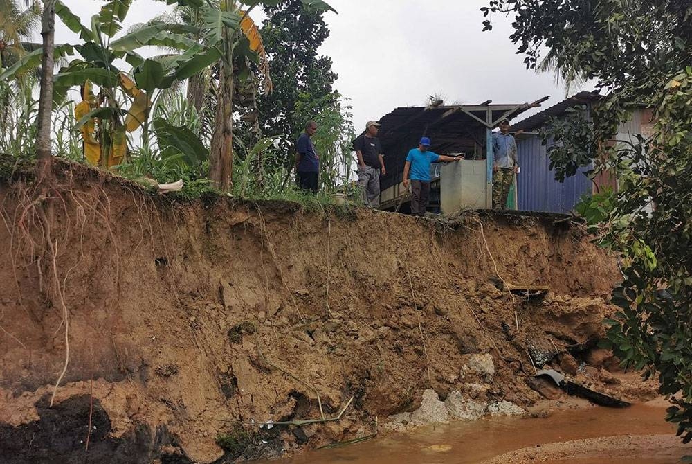 Keadaan hakisan tebing yang berlaku di salah sebuah rumah penduduk di Kampung Bertam Ulu.