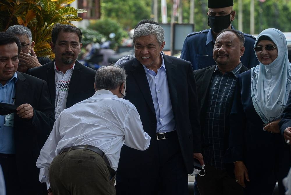 Ahmad Zahid ketika hadir di Kompleks Mahkamah Kuala Lumpur hari ini. - Foto Bernama