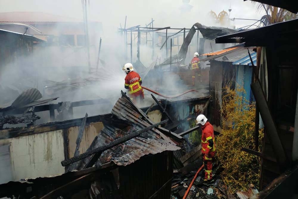 Bomba memadam kebakaran membabitkan enam rumah jenis separuh kekal, sebuah masjid dan sebuah kenderaan.