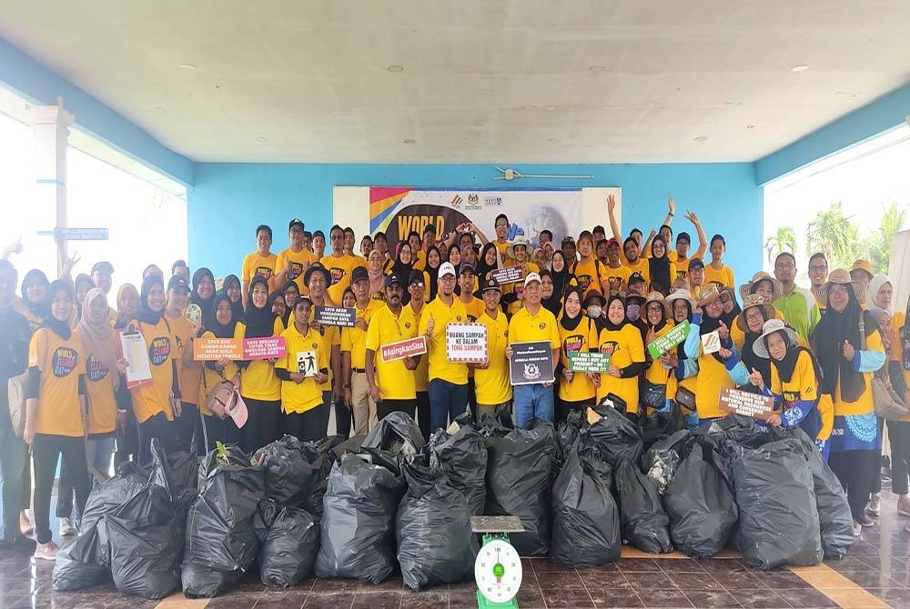 Rizalman (tengah) bersama para sukarelawan di program World Cleanup Day di Pantai Batu Laut di sini pada Rabu.