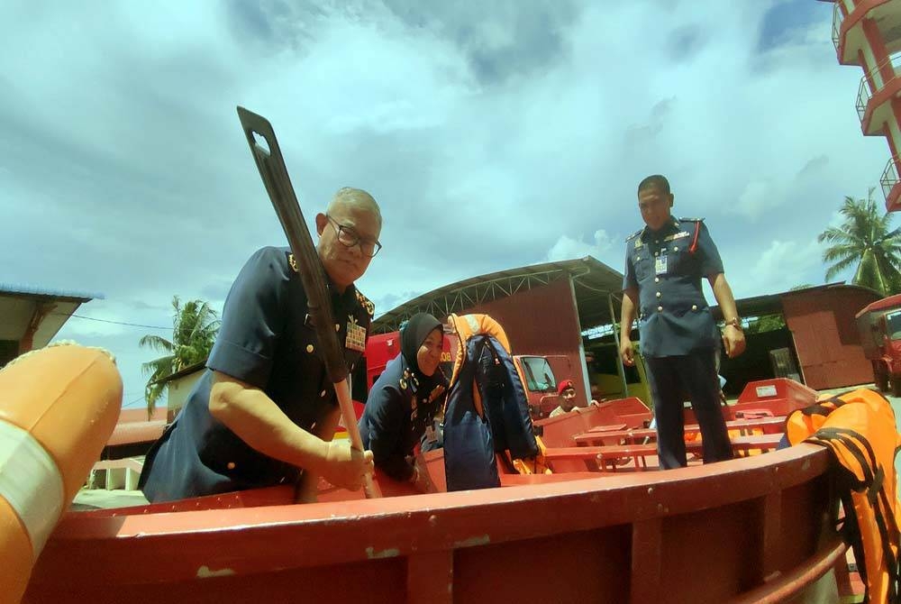 Mohamad Hamdan (kiri) melakukan lawatan dan meninjau kesiapsiagaan dan aset JBPM Kedah bagi menghadapi MTL di BBP Alor Setar di sini, pada Rabu.