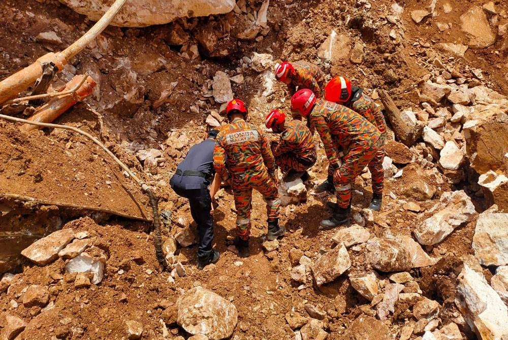 Operasi mencari dan menyelamat yang dijalankan di lokasi penemuan jengkaut dan rangka manusia di tapak kuari Keramat Pulai, Simpang Pulai. - Foto: Bomba Perak