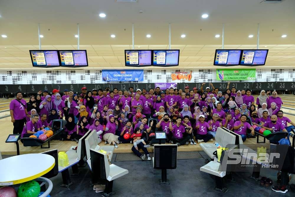 Muhammad Nasir bersama peserta Jom Bowling 3.0 sebelum acara bermula.