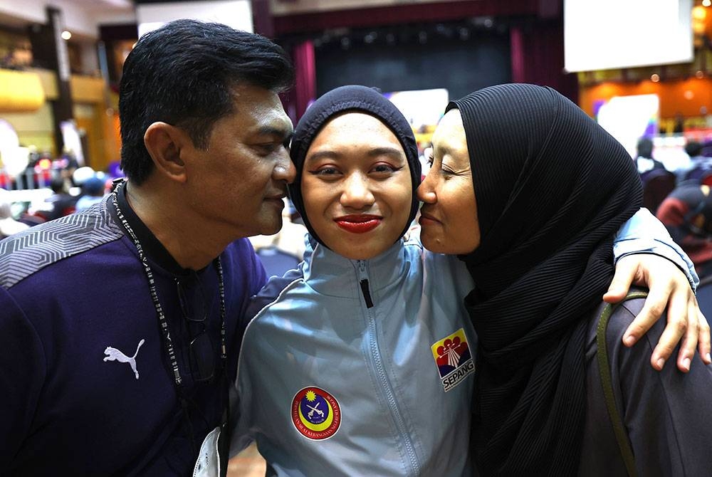 Mirsha (tengah) bersama Mirnawan dan Haryati selepas memenangi pingat emas dalam acara sukan silat akhir kategori solo kreatif pada Sukma MSN 2022 di Stadium USIM pada Rabu. - Foto Bernama