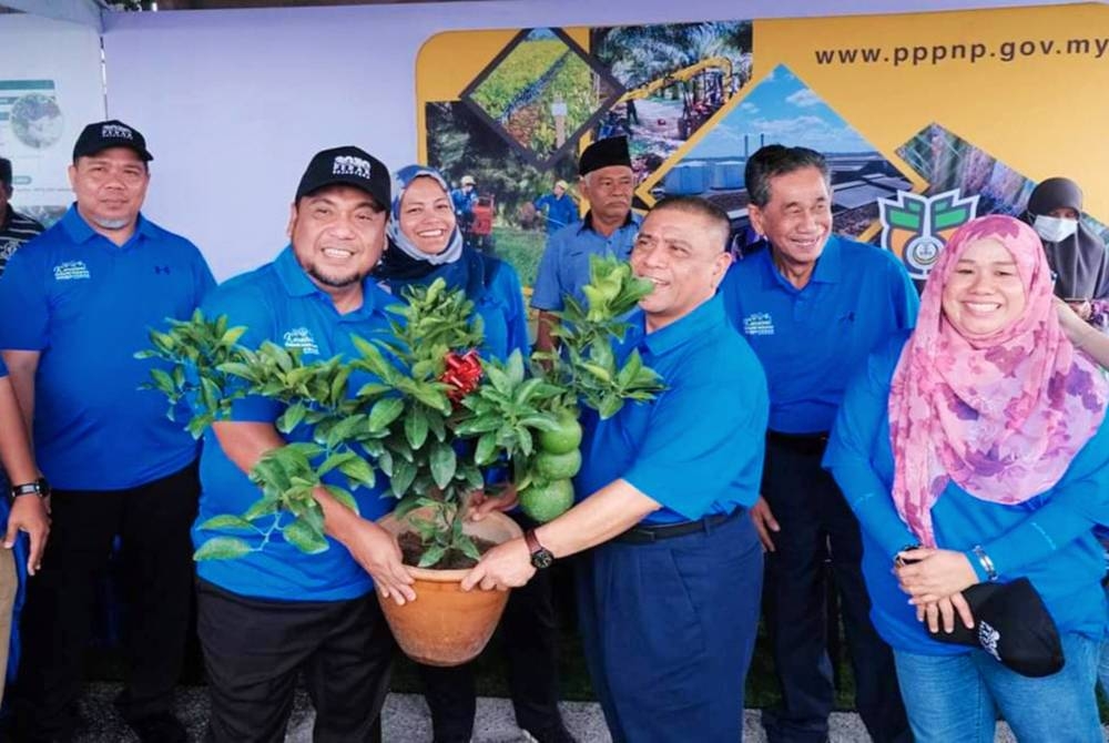 Ketua Pegawai Eksekutif Perak SADC, Yahanis Yahya (kiri) bersama Saarani sempena Karnival Sekuriti Makanan@Perak Sejahtera 2030 yang berlangsung di Arena Rakyat Tualang Sekah, minggu lalu.