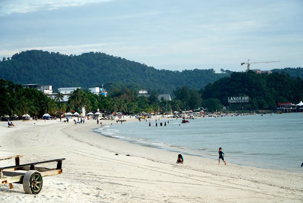 Kecenderungan memilih melancong ke luar negara sedikit sebanyak boleh menjejaskan aktiviti pemain industri pelancongan tempatan. Foto hiasan.