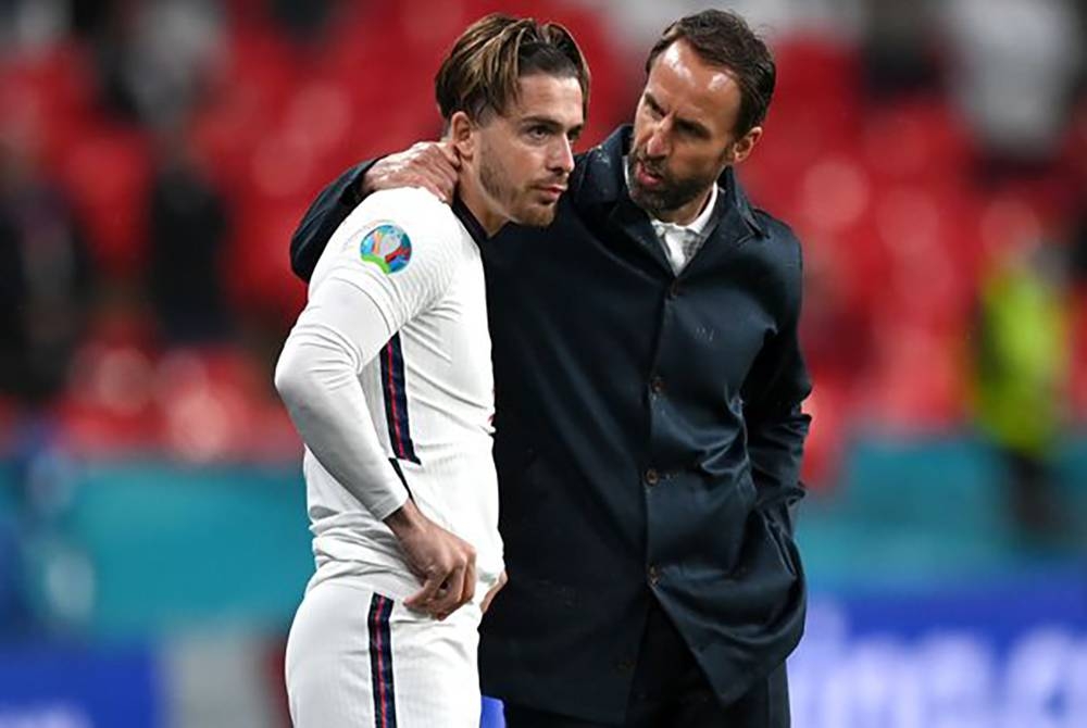 Grealish (kiri) mempertahankan Southgate yang berdepan kritikan ekoran prestasi hambar England. - Foto Agensi