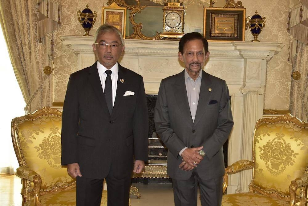 Al-Sultan Abdullah melakukan kunjungan hormat dan pertemuan dengan Sultan Hassanal Bolkiah di Istana Brunei, London, United Kingdom pada Rabu. Foto Facebook Istana Negara