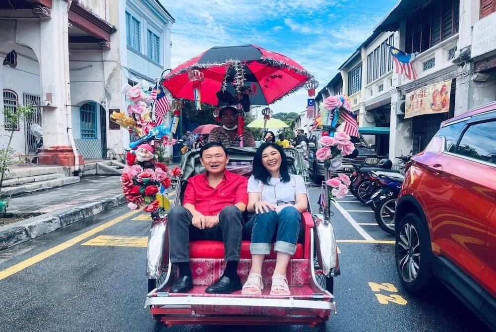 Yingluck bersama abangnya melawat ke Pulau Pinang untuk bercuti bersama.