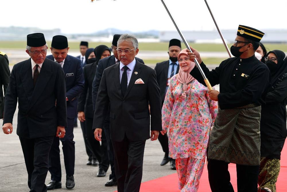 Al-Sultan Abdullah dan Tunku Azizah selamat kembali ke tanah air selepas lawatan khas enam hari ke UK, bermula 16 September lepas. Foto Bernama