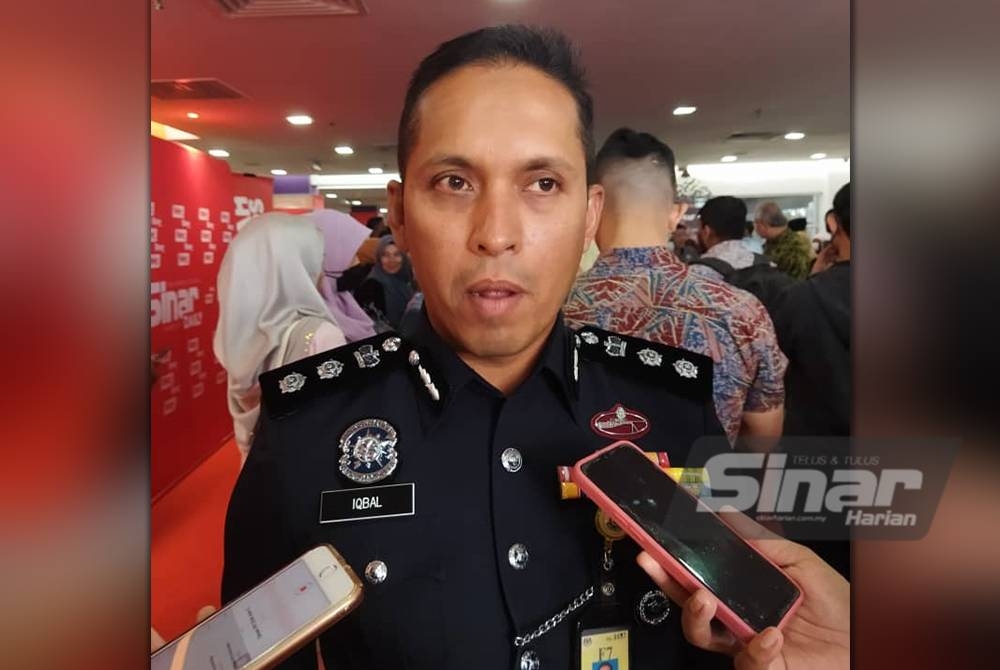 Ketua Polis Daerah Shah Alam, Asisten Komisioner Mohd Iqbal Ibrahim ketika ditemui selepas majlis pelancaran buku 'Korupsi, Kemunafikan Dalam Politik Melayu' di Kumpulan Karangkraf pada Khamis.