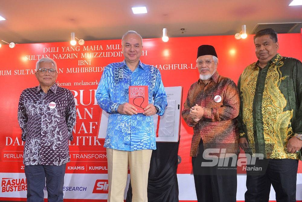 Sultan Nazrin Muizzuddin Shah (dua dari kiri) berkenan menyempurnakan gimik pelancaran buku Korupsi dan Kemunafikan Dalam Politik Melayu. Turut sama Pengerusi Lembaga Pengarah Kumpulan Karangkraf yang juga Ketua Pasukan Rasuah Busters, Datuk Hussamuddin Yaacub (kiri), Prof Emiritus Tan Sri Dr Mohd Kamal Hassan (dua dari kanan) dan Ketua Pegawai Eksekutif EMIR Reseach, Datuk Dr Rais Hussin Mohamed Ariff. Foto SINAR HARIAN/ ROSLI TALIB & ASRIL ASWANDI SHUKOR.